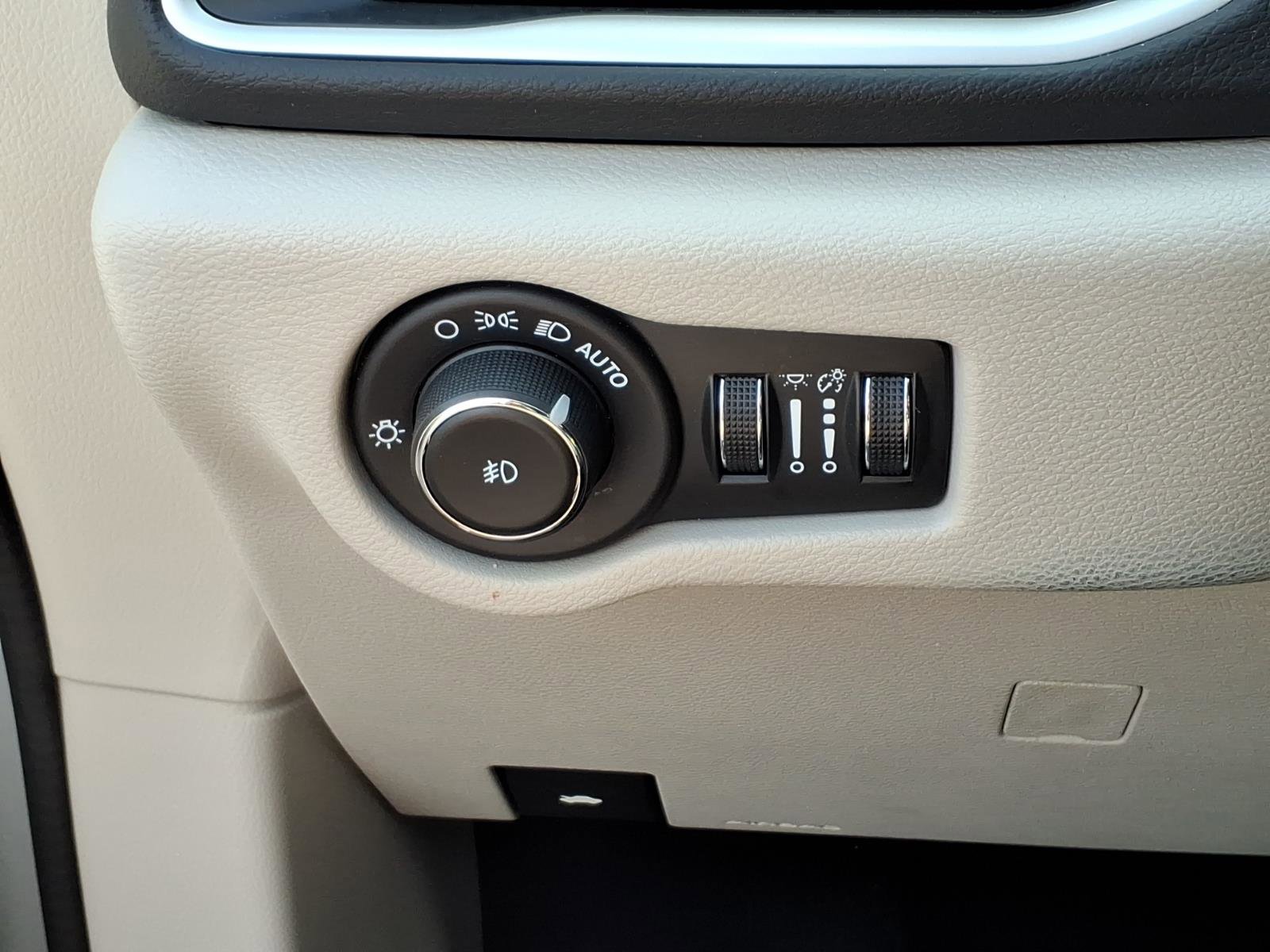 Used 2024 Chrysler Pacifica Touring-L image 22