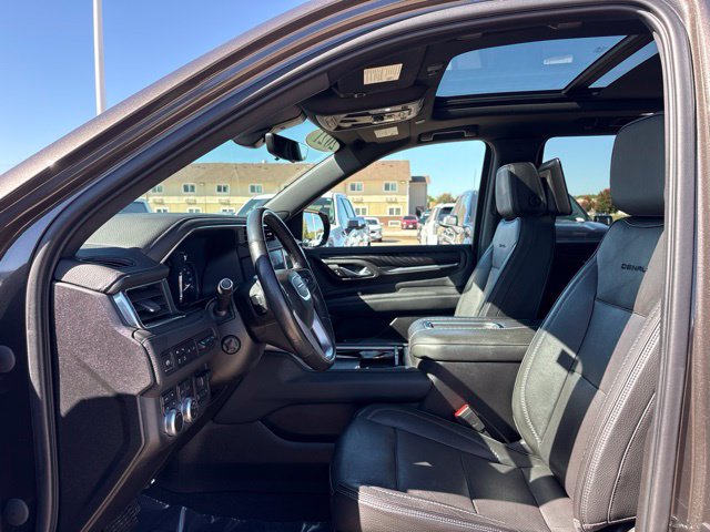 Used 2021 GMC Yukon Denali w/ Denali Premium Package AWD/4WD image 12