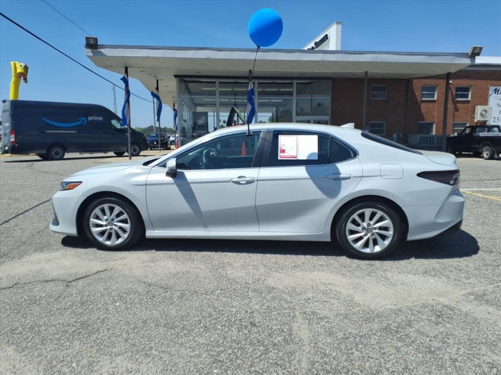 Used 2022 Toyota Camry LE FWD image 5