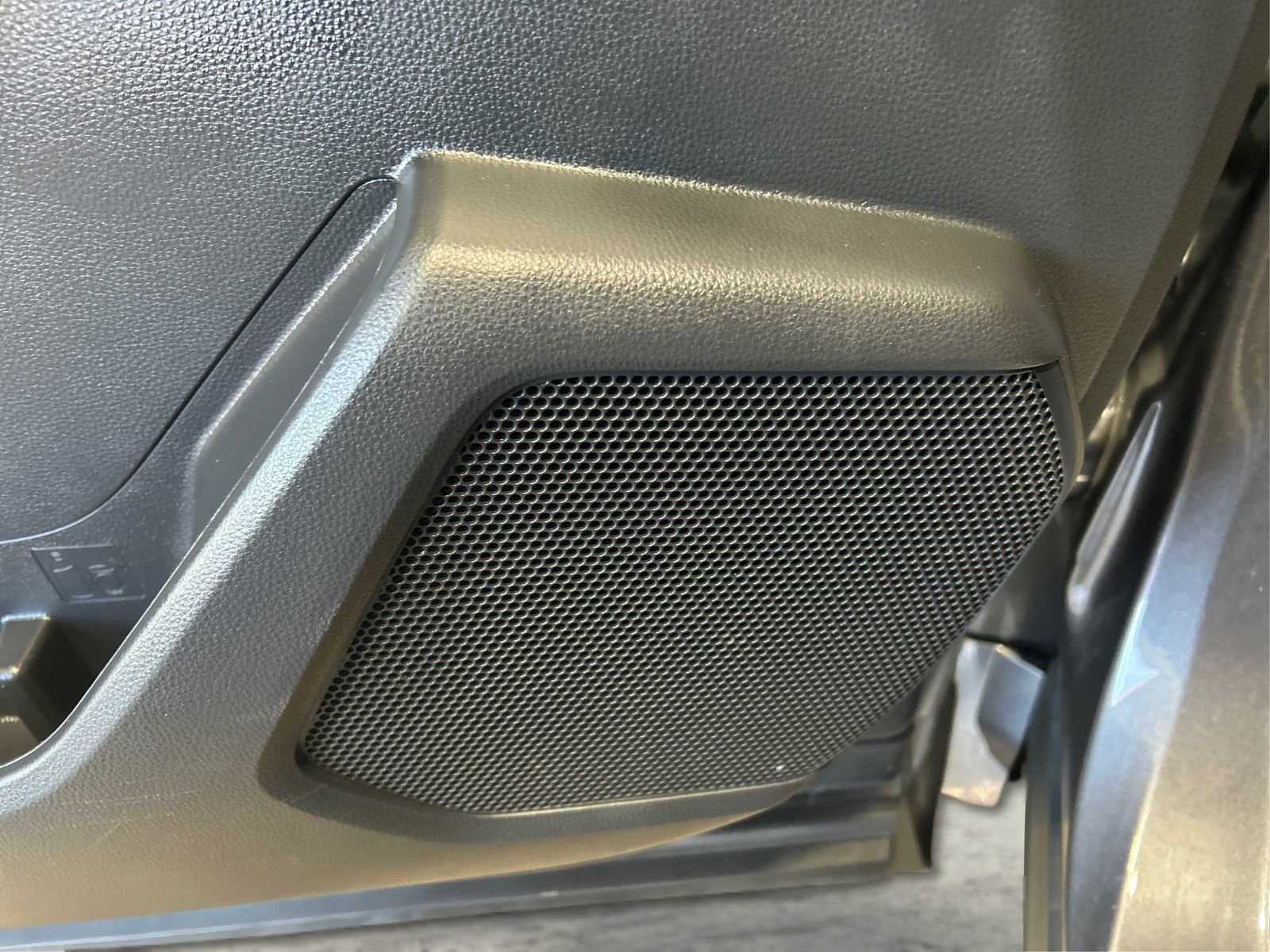 Used 2023 Toyota Highlander LE AWD/4WD image 28