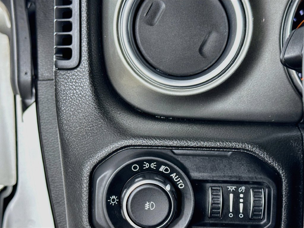 Used 2019 Jeep Wrangler Unlimited Sahara AWD/4WD image 12