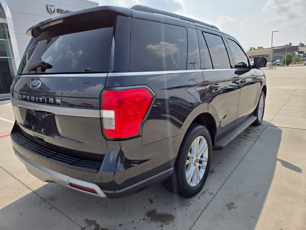 Used 2024 Ford Expedition XLT RWD image 2