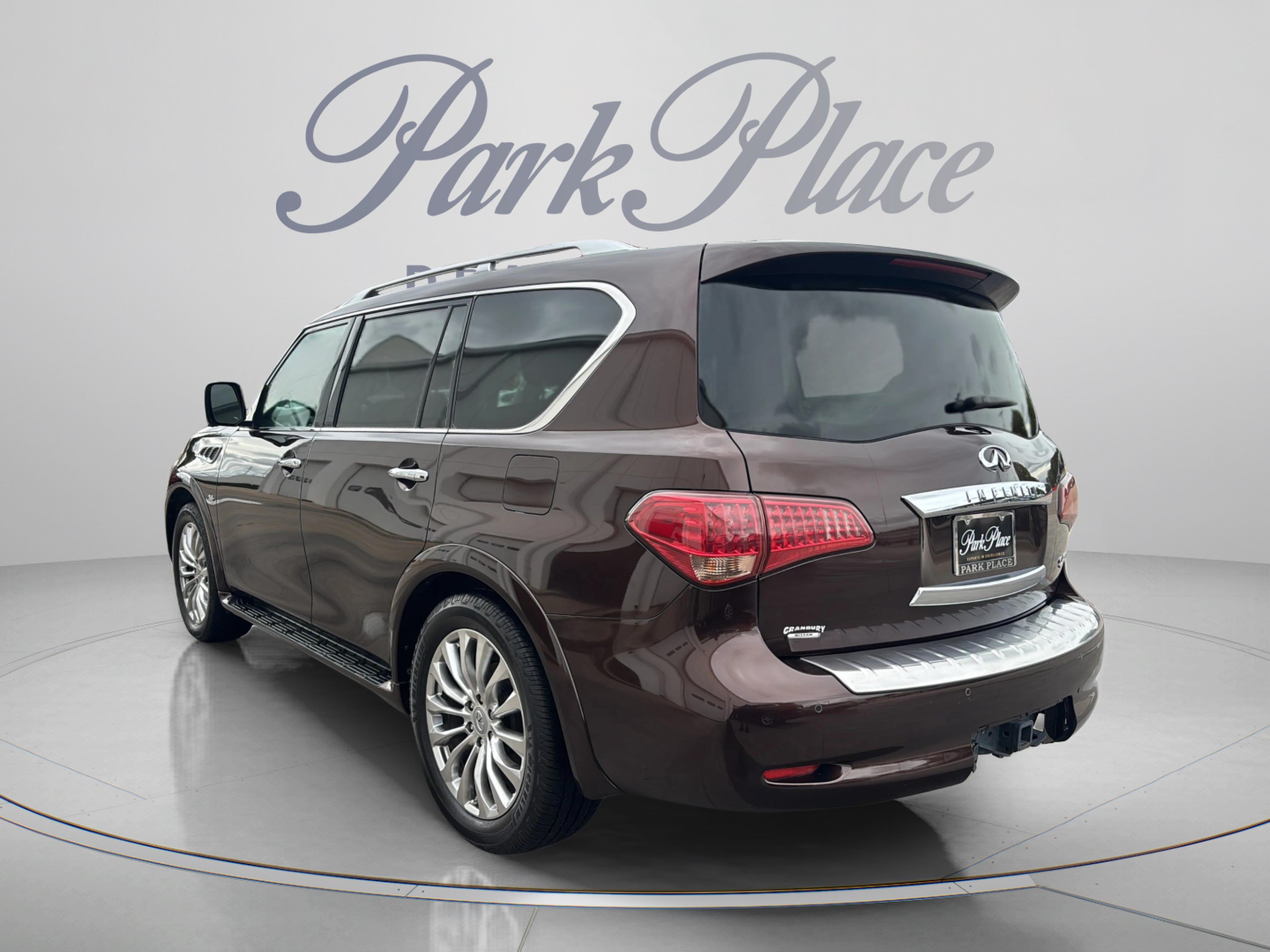 Used 2017 INFINITI QX80 2WD w/ Deluxe Technology Package image 3