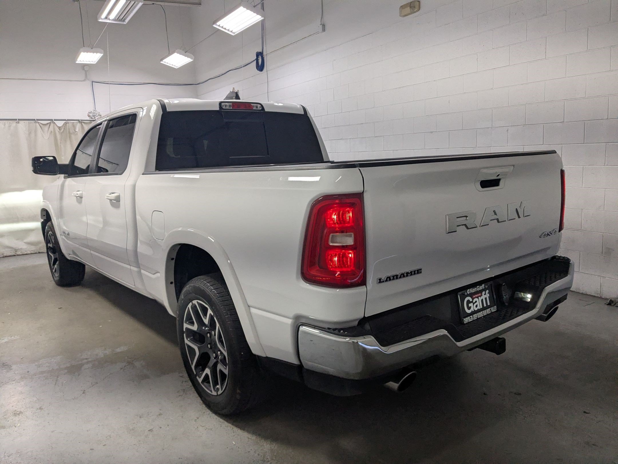 Used 2025 RAM 1500 Laramie AWD/4WD image 9