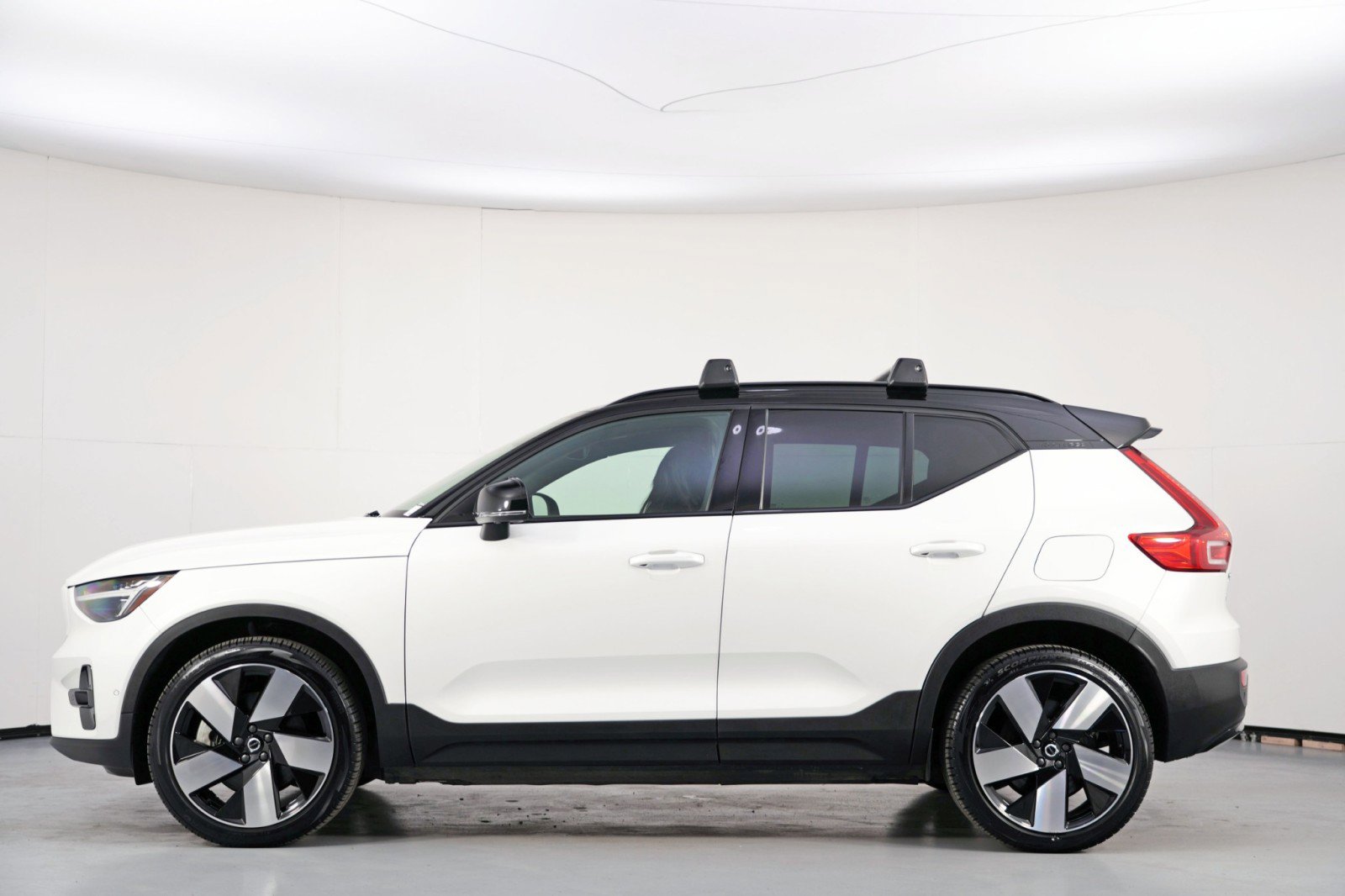 Used 2024 Volvo XC40 Recharge Plus w/ Protection Package Premier image 9
