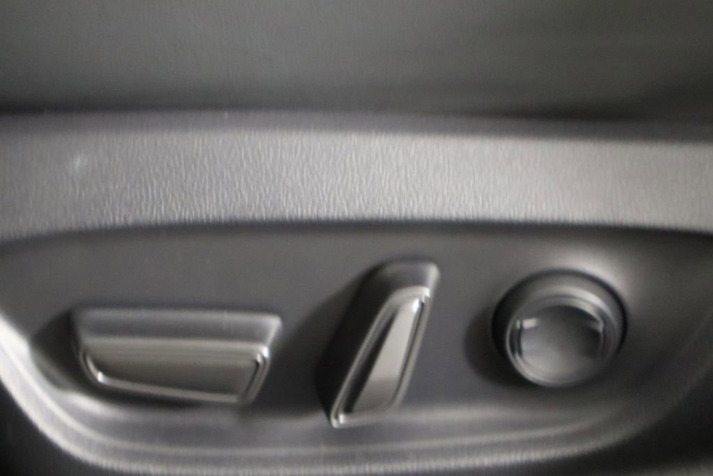 Used 2025 Toyota Prius XLE image 24