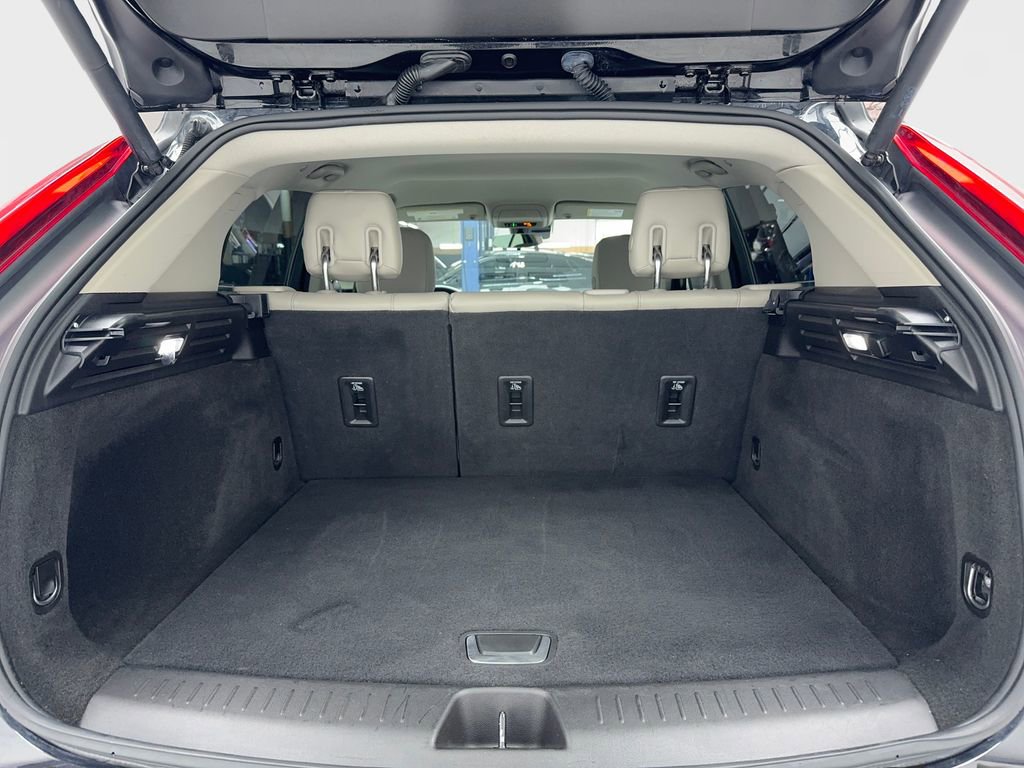 Used 2022 Cadillac XT4 Luxury w/ Cold Weather Package image 17