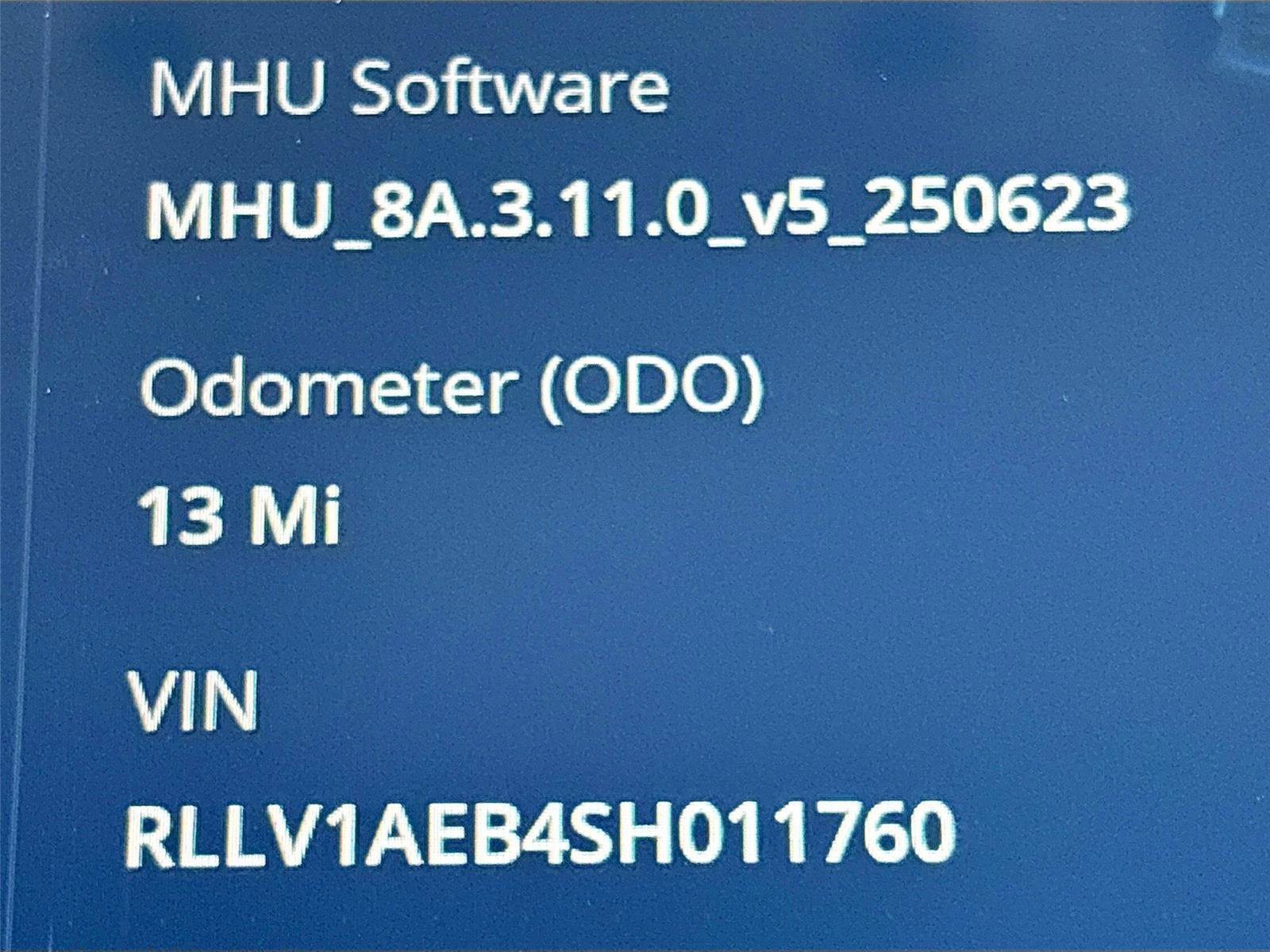 New 2025 VinFast VF 8 Eco image 12