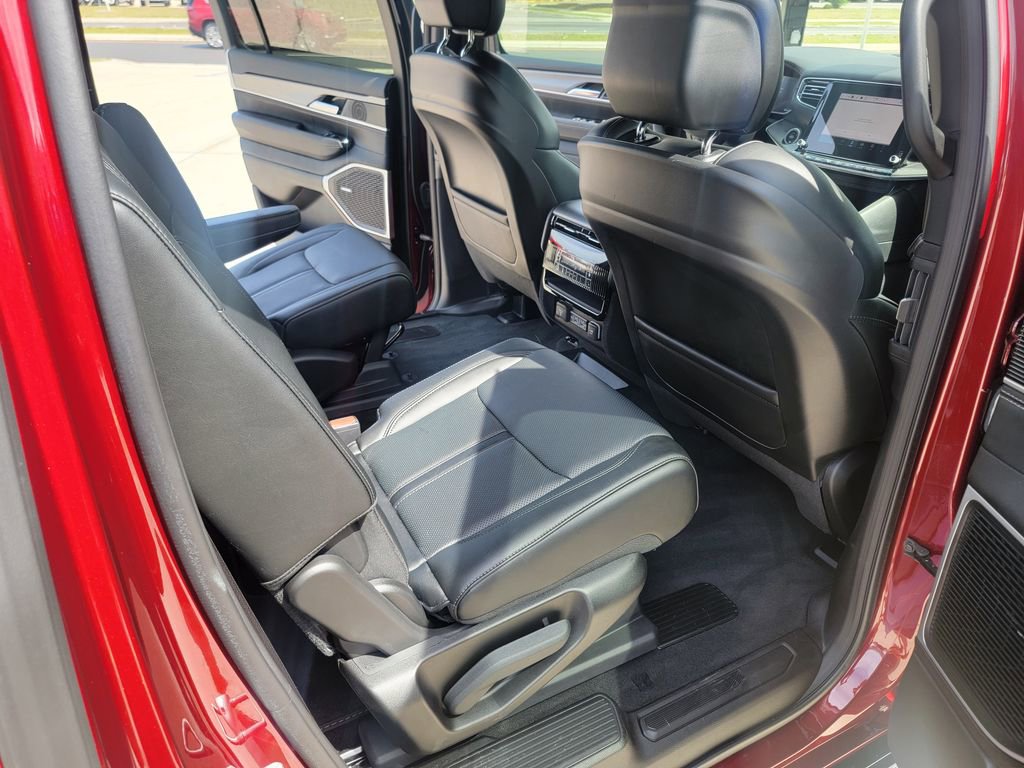 Used 2025 Jeep Wagoneer Series II image 16