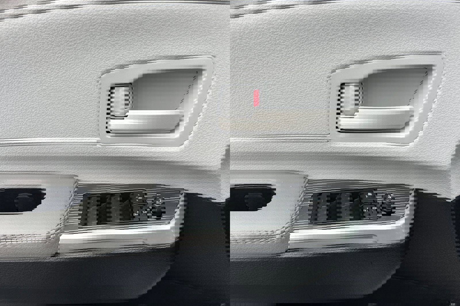 Used 2025 Toyota Sienna LE w/ LE Plus Package image 11