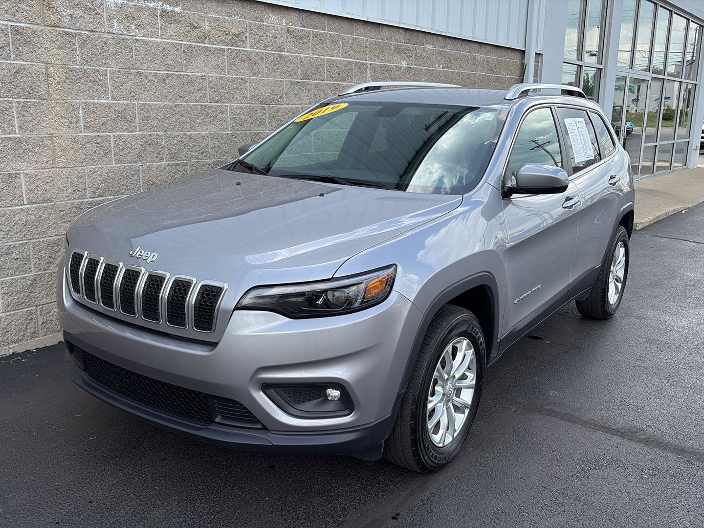 Used 2019 Jeep Cherokee Latitude w/ Cold Weather Group AWD/4WD image 37