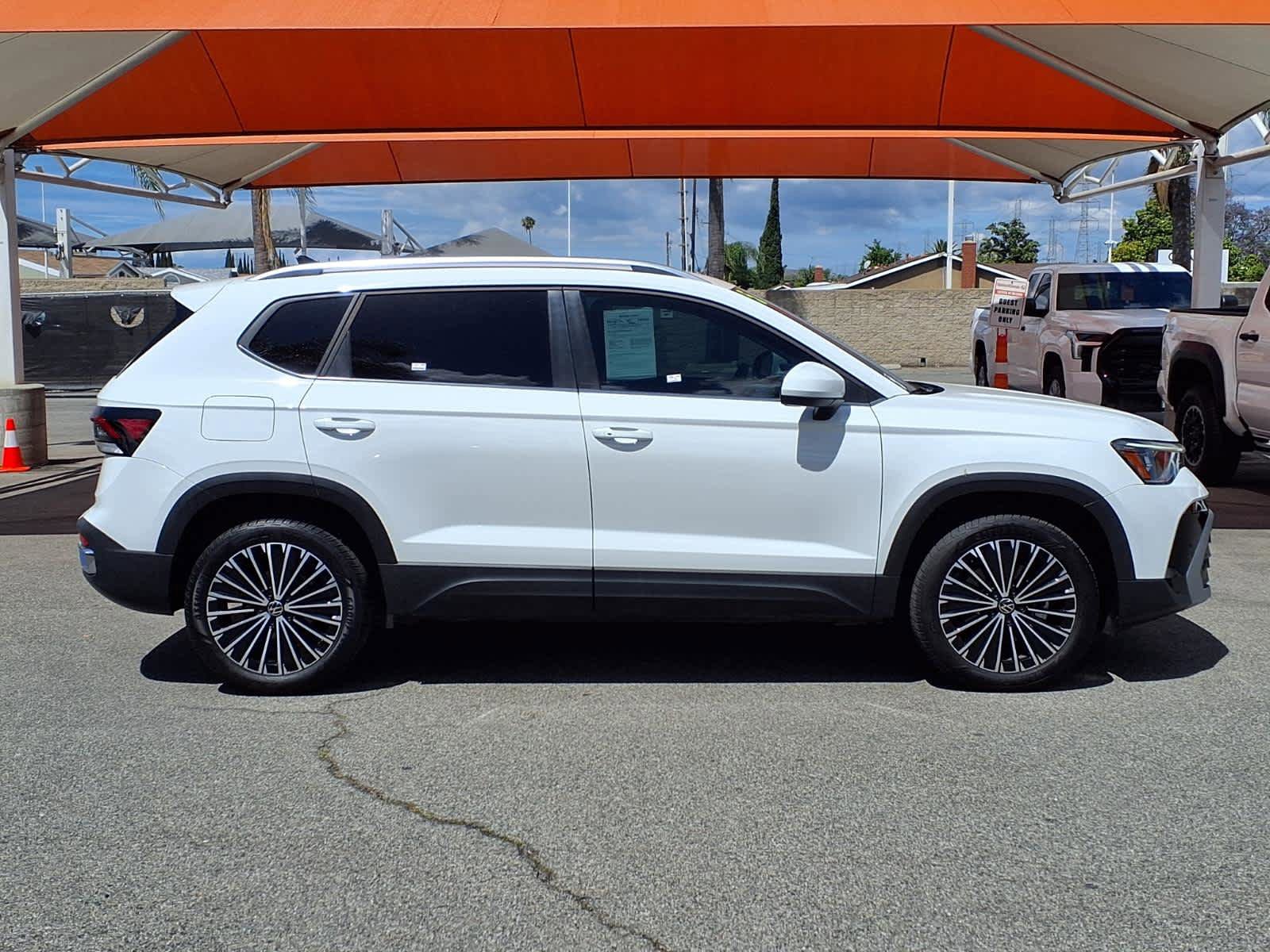 Used 2025 Volkswagen Taos SE FWD image 3
