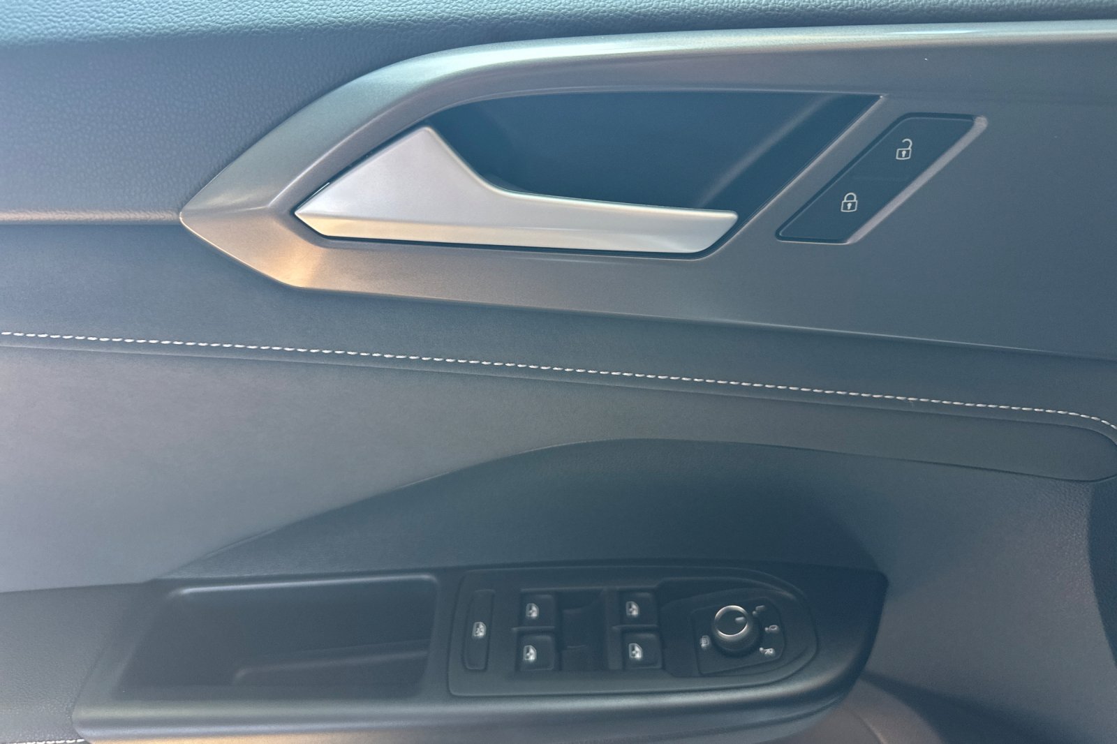 New 2026 Volkswagen Taos SE FWD image 9