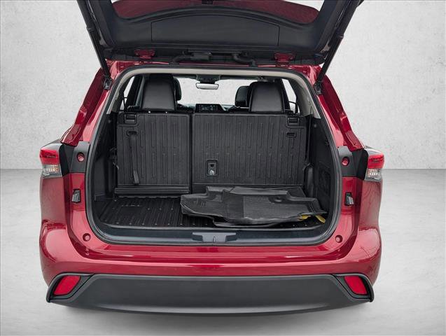 Used 2022 Toyota Highlander XLE image 6