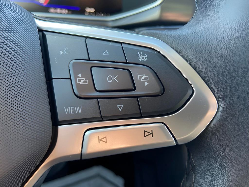 Used 2025 Volkswagen Taos SE image 28