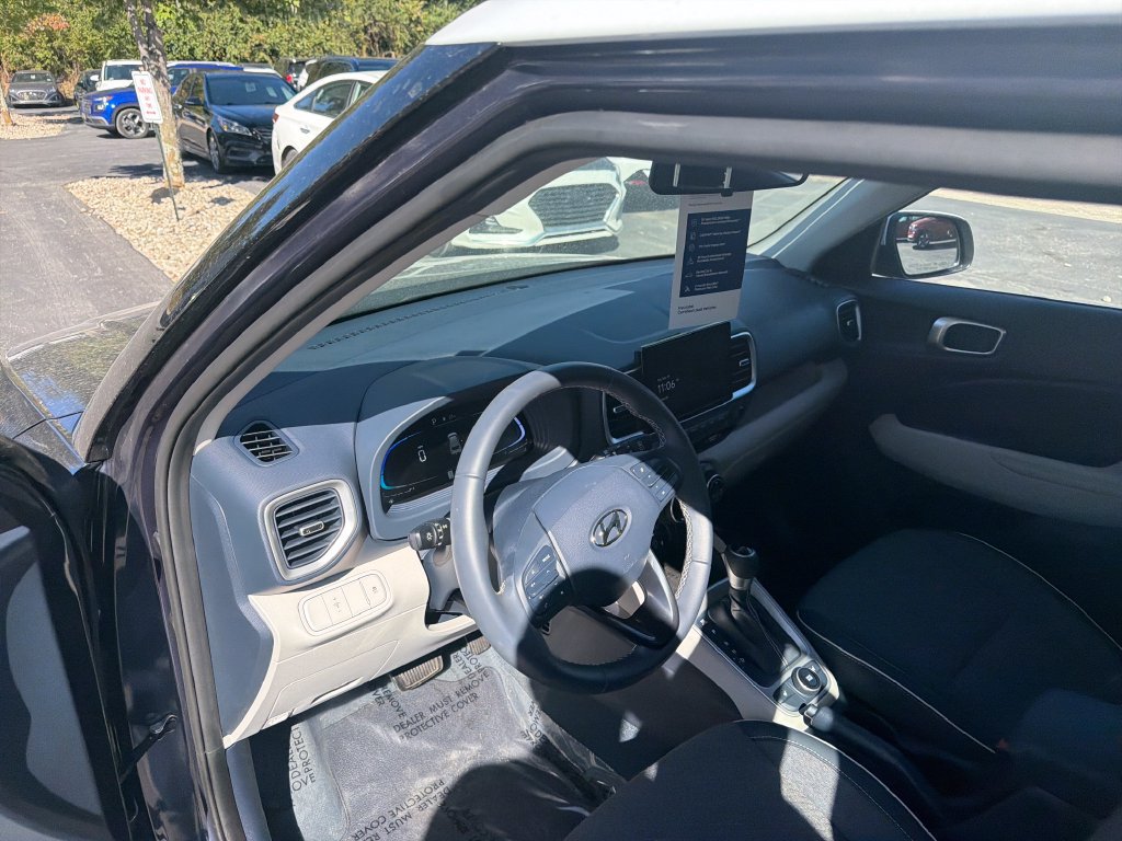 Used 2025 Hyundai Venue Limited FWD image 16