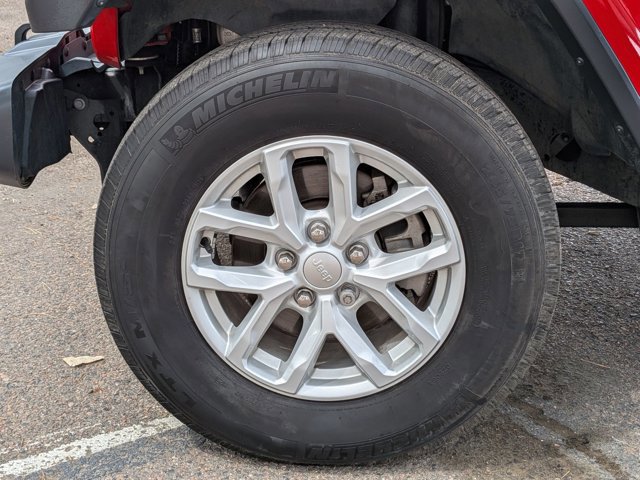 Used 2018 Jeep Wrangler Unlimited Sahara w/ Cold Weather Group image 9