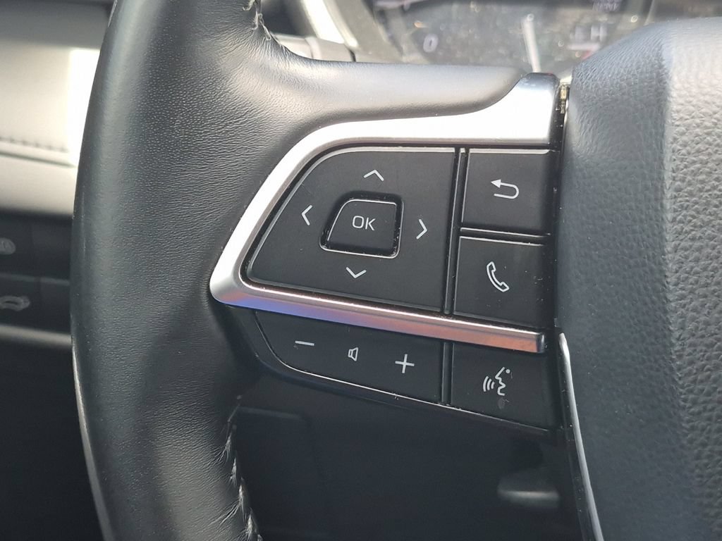 Used 2020 Toyota Highlander XLE FWD image 25