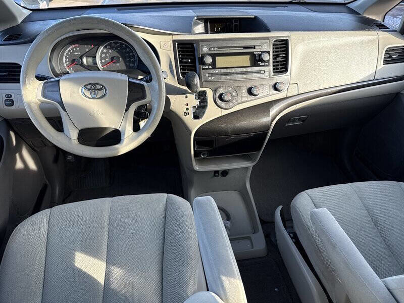 Used 2014 Toyota Sienna L image 21