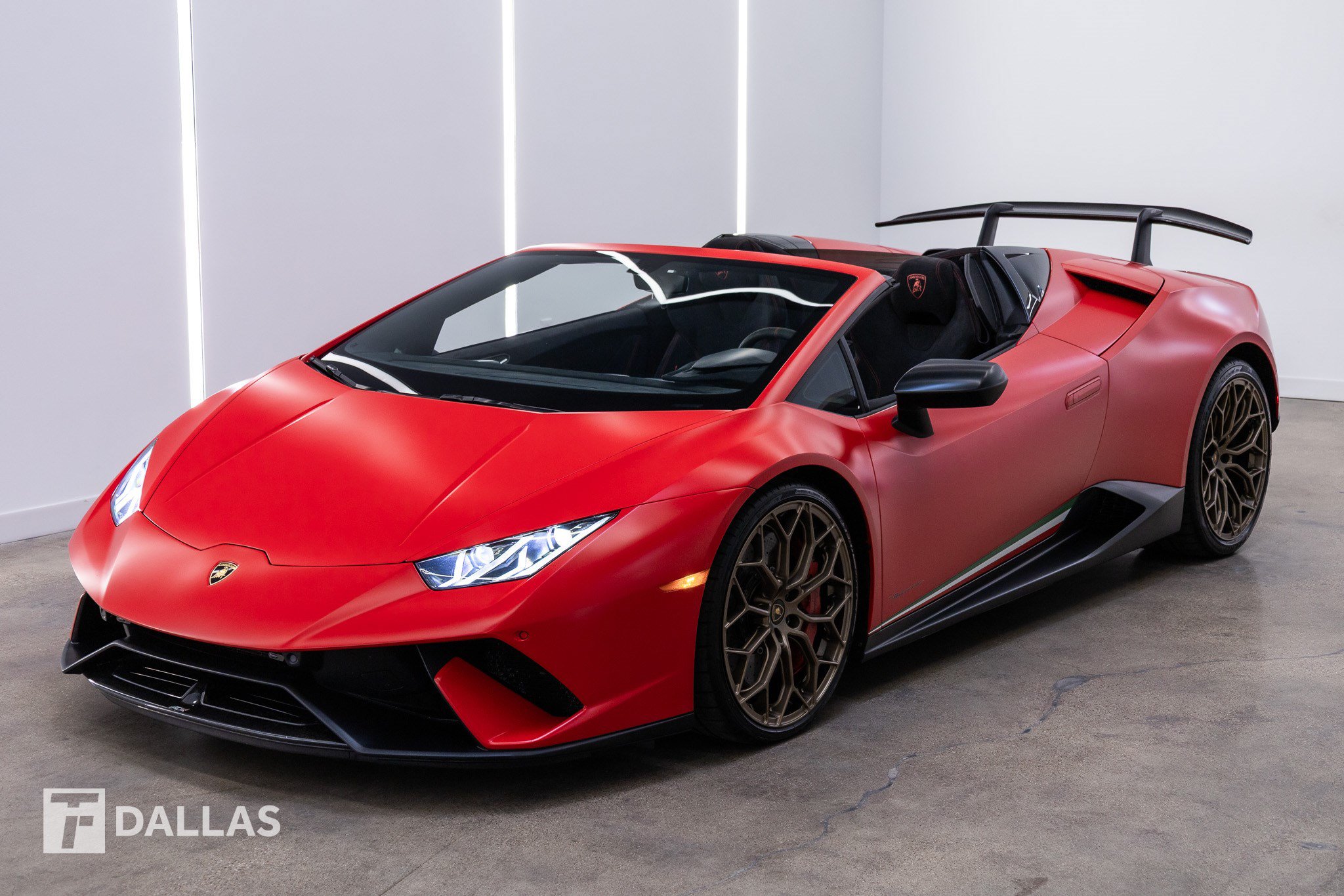 Used 2018 Lamborghini Huracan Performante AWD/4WD image 2