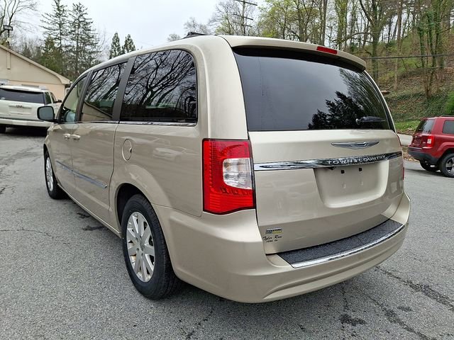 Used 2016 Chrysler Town & Country Touring image 6