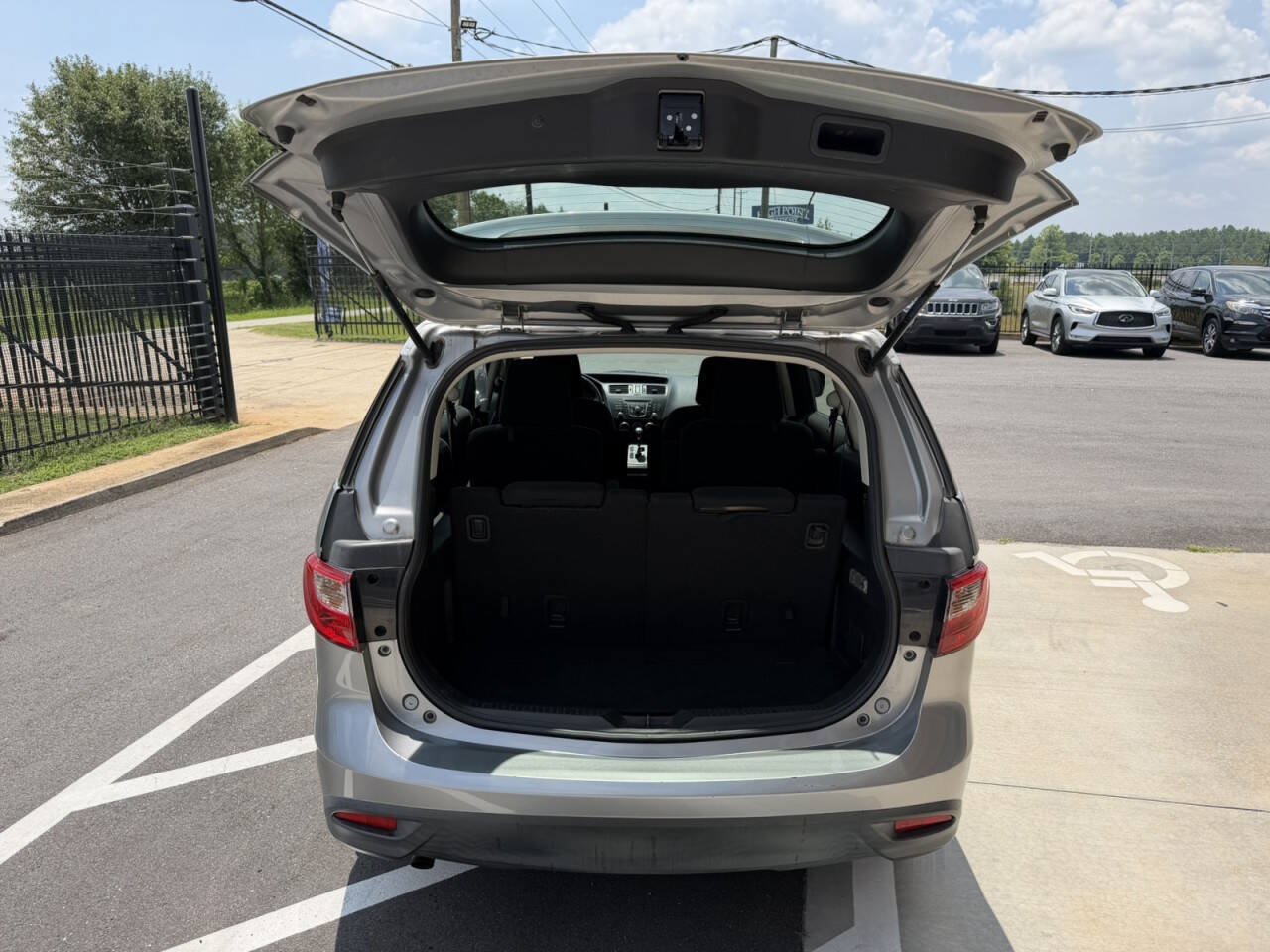 Used 2012 MAZDA MAZDA5 Touring w/ Moonroof & Audio Pkg FWD image 11