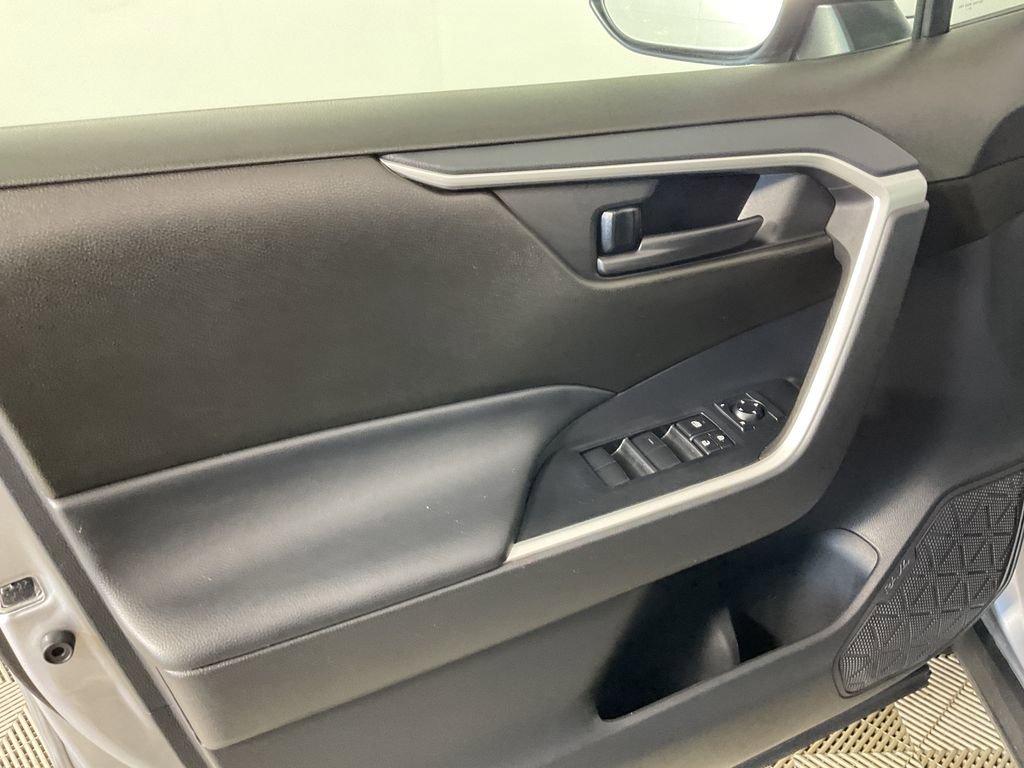 Used 2022 Toyota RAV4 LE AWD/4WD image 16