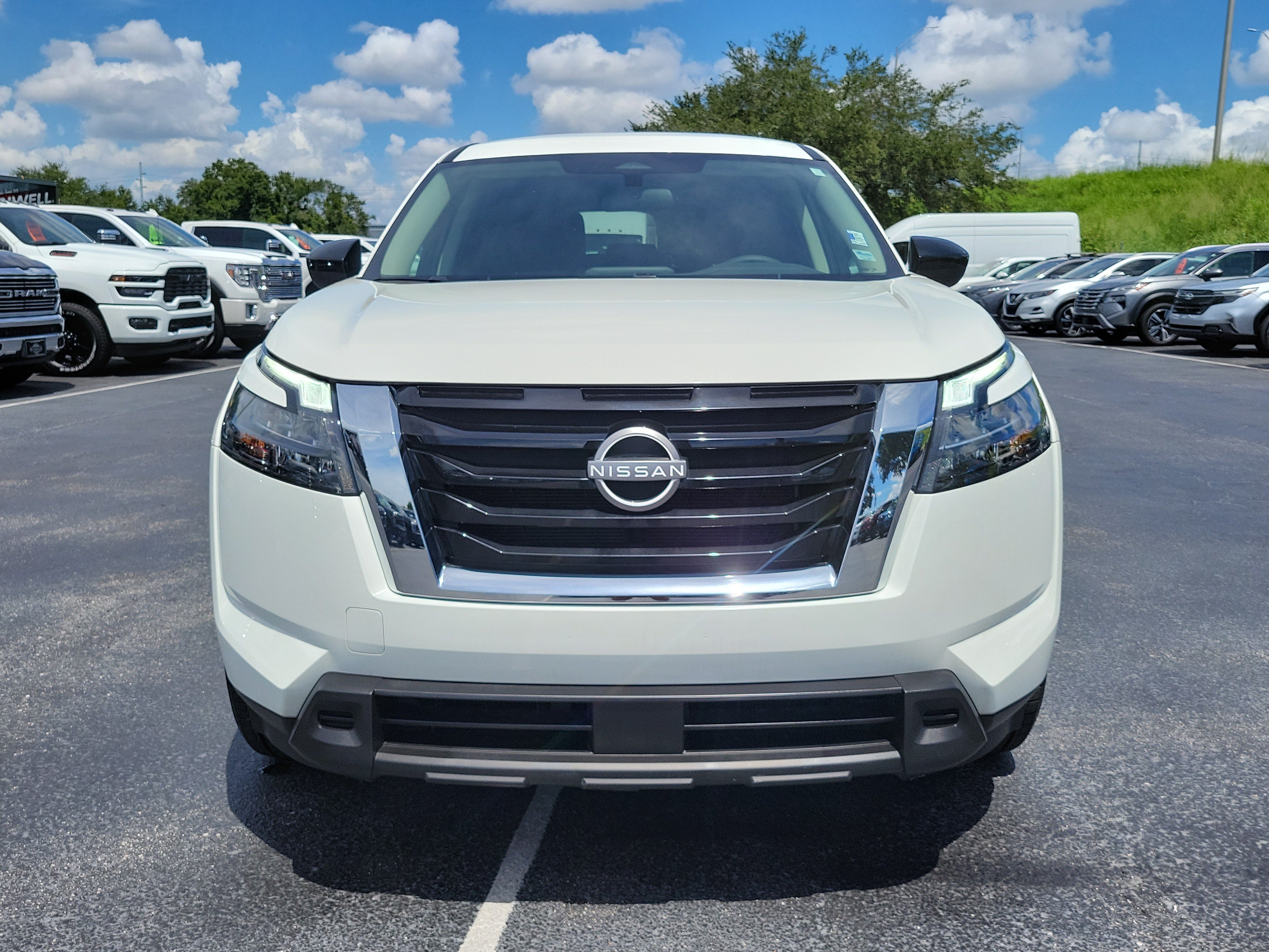 Used 2025 Nissan Pathfinder S FWD image 2
