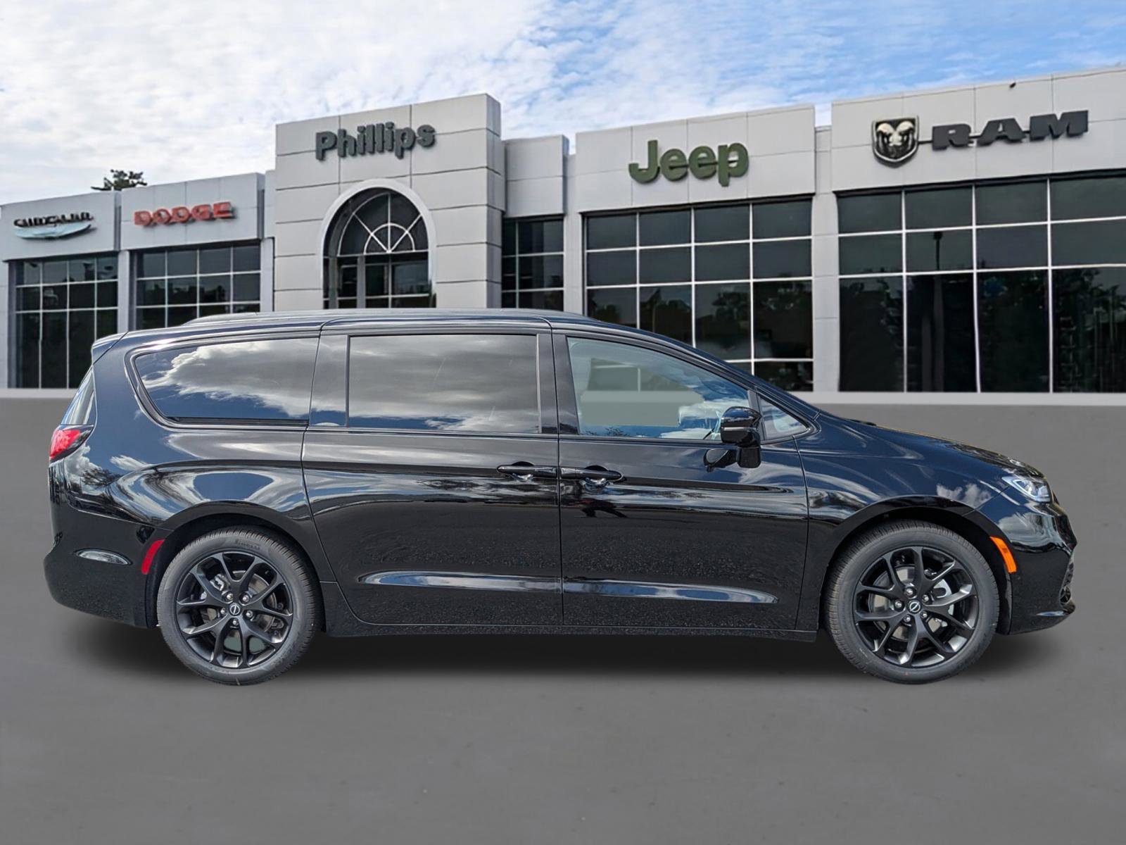 New 2026 Chrysler Pacifica Limited image 2