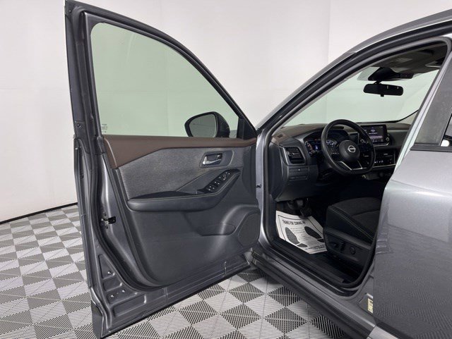 Used 2022 Nissan Rogue SV FWD image 14