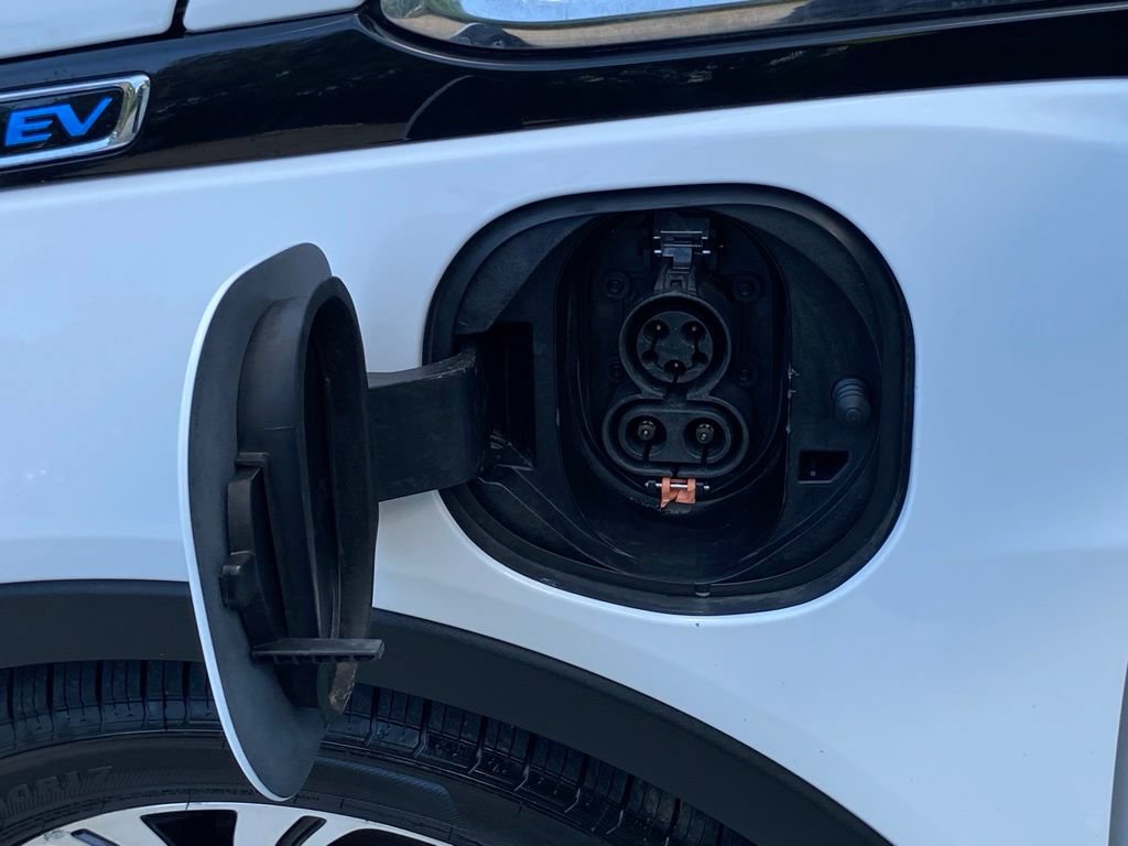 Used 2018 Chevrolet Bolt Premier w/ Driver Confidence II Package FWD image 9