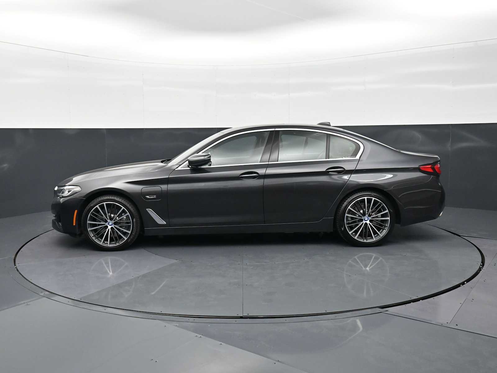 Used 2022 BMW 530e w/ Executive Package RWD image 8