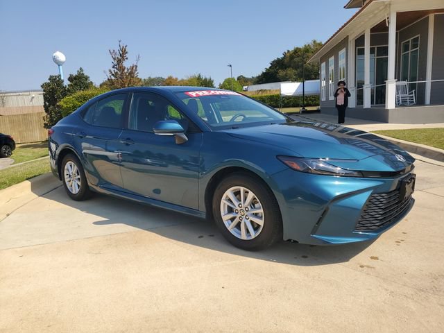 Used 2025 Toyota Camry LE FWD image 8