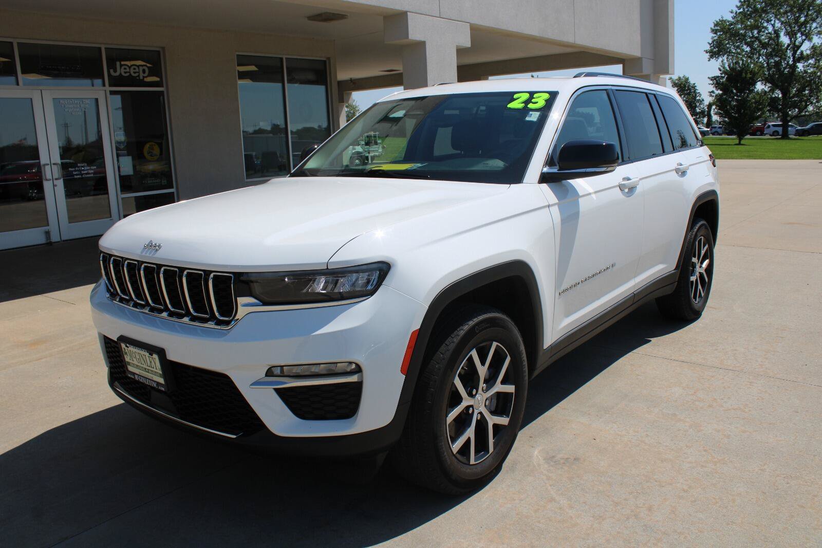Used 2023 Jeep Grand Cherokee Limited AWD/4WD image 2