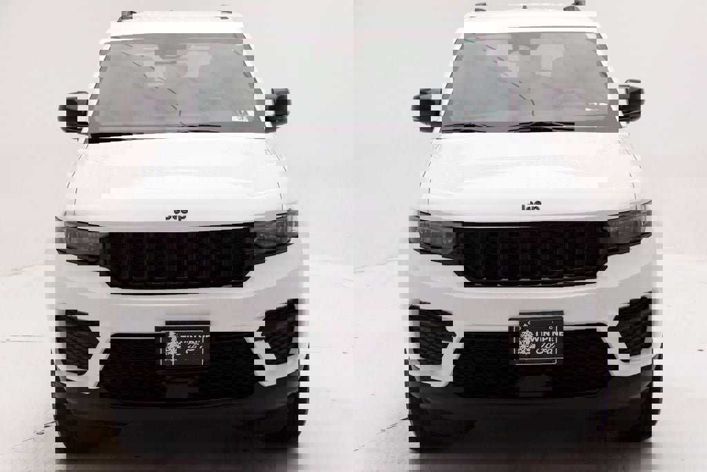 Used 2025 Jeep Grand Cherokee Altitude AWD/4WD image 4