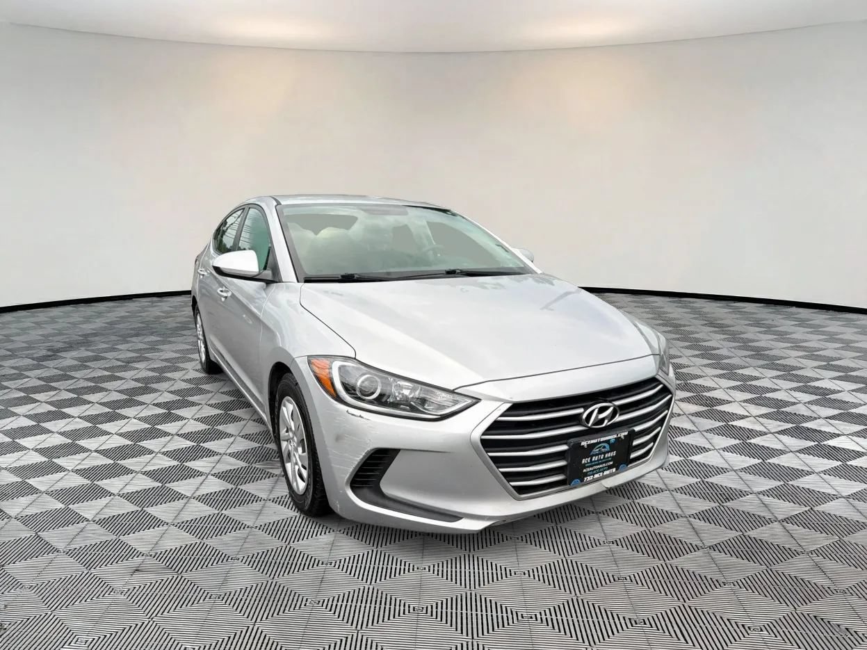 Used 2018 Hyundai Elantra SE w/ SE Connectivity Package 04 FWD image 1