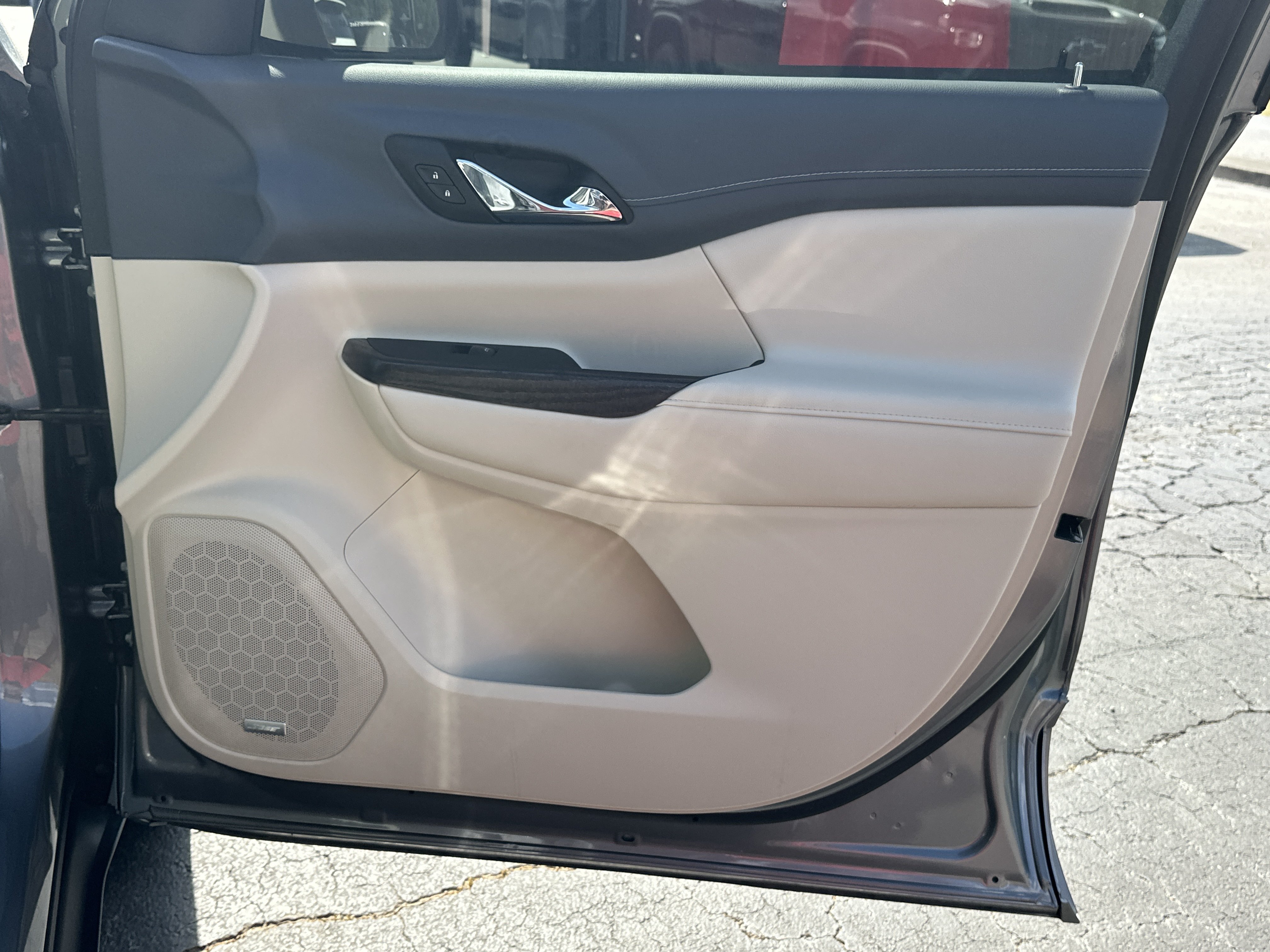 Used 2023 GMC Acadia Denali w/ Denali Ultimate Package FWD image 15