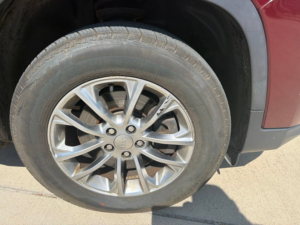 Used 2019 Jeep Cherokee Latitude Plus w/ Comfort/Convenience Group AWD/4WD image 18