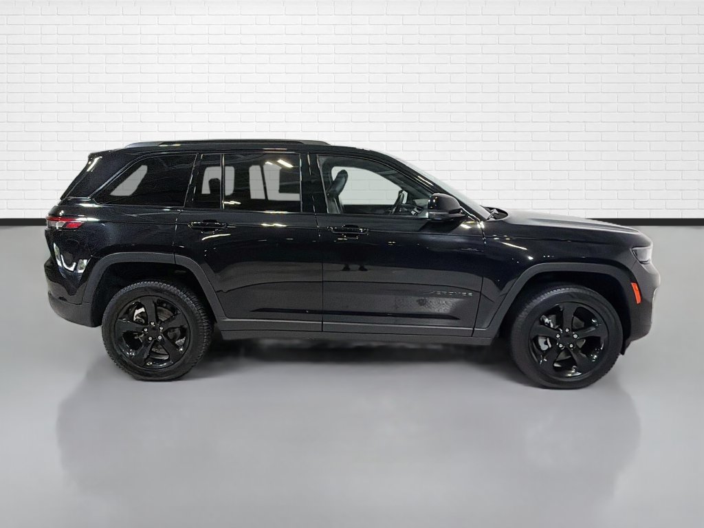 Used 2023 Jeep Grand Cherokee Altitude AWD/4WD image 10