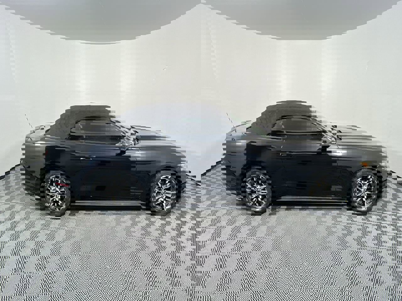 Used 2016 Ford Mustang Premium image 2