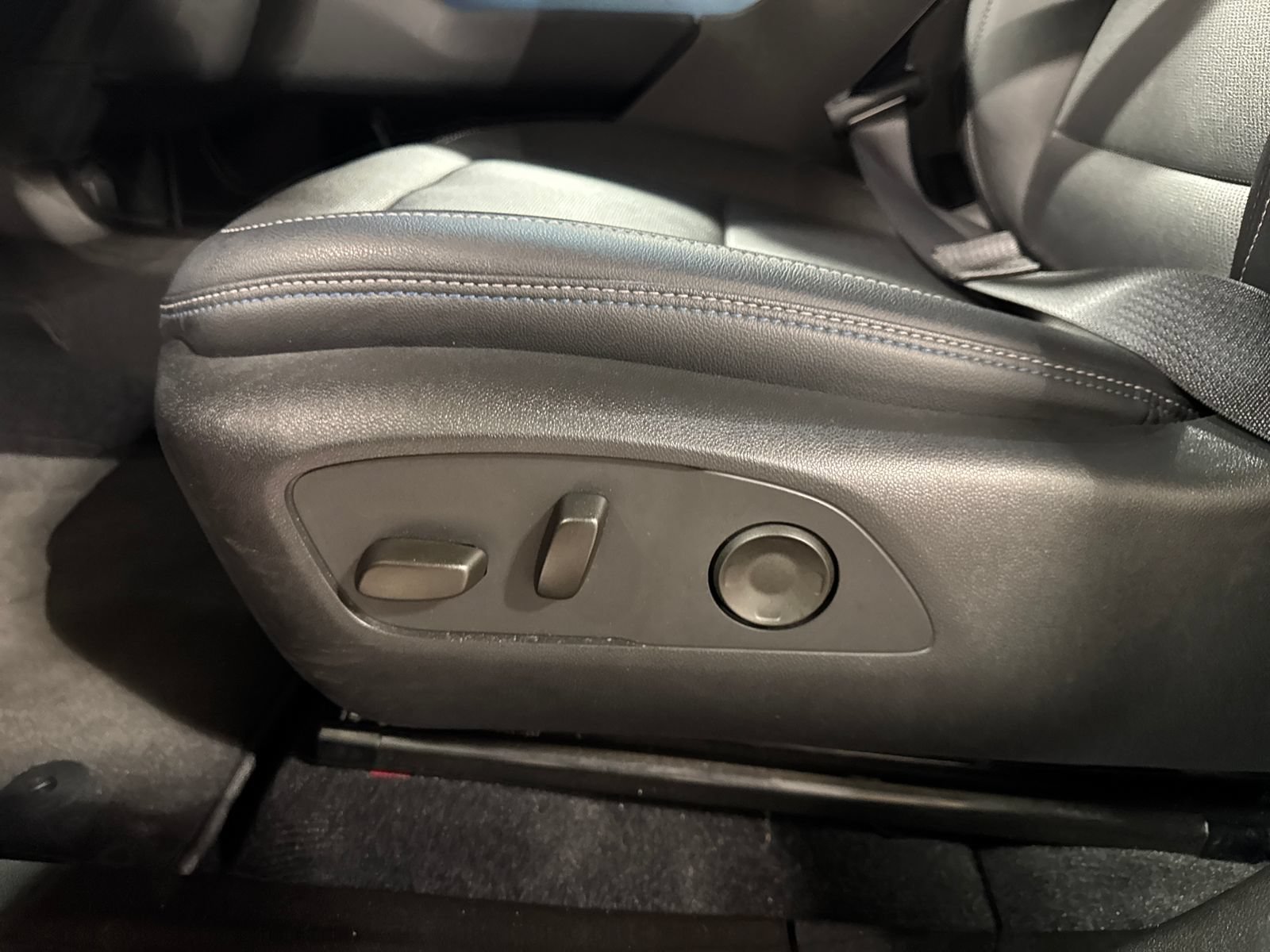 Used 2024 Chevrolet Equinox EV LT FWD image 16