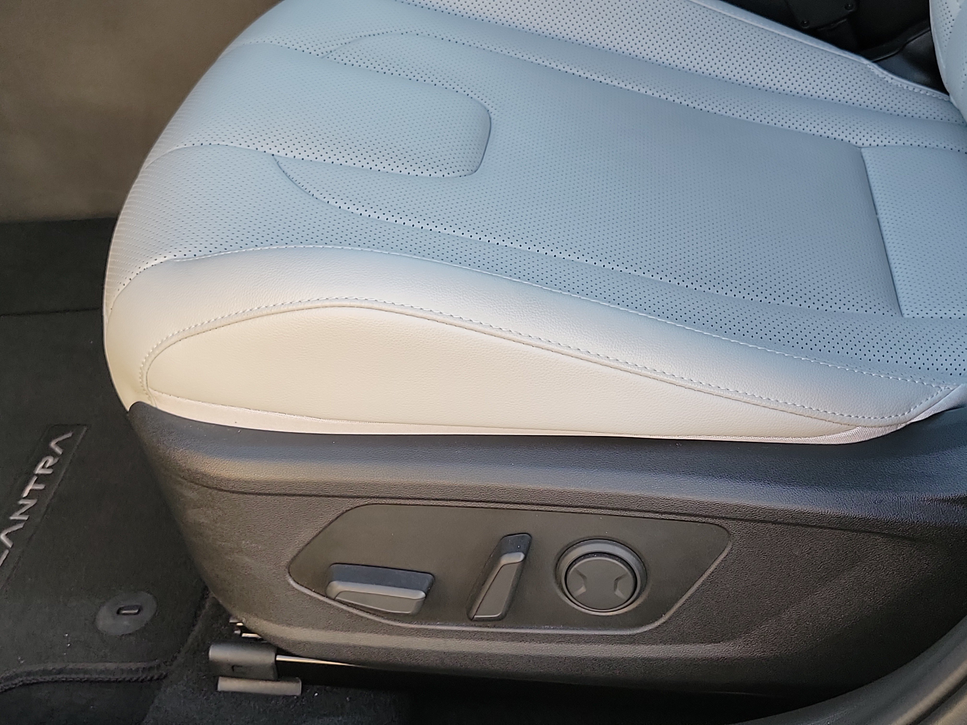 Certified 2025 Hyundai Elantra Limited FWD image 17