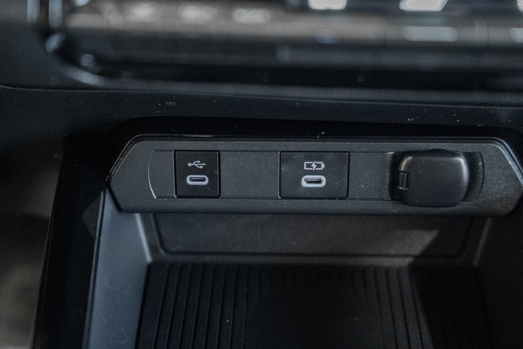 Used 2025 Toyota Prius LE FWD image 21