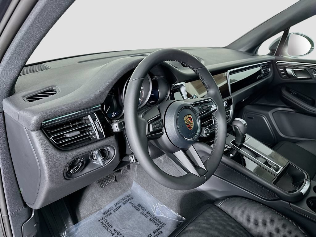 Certified 2026 Porsche Macan AWD/4WD image 4
