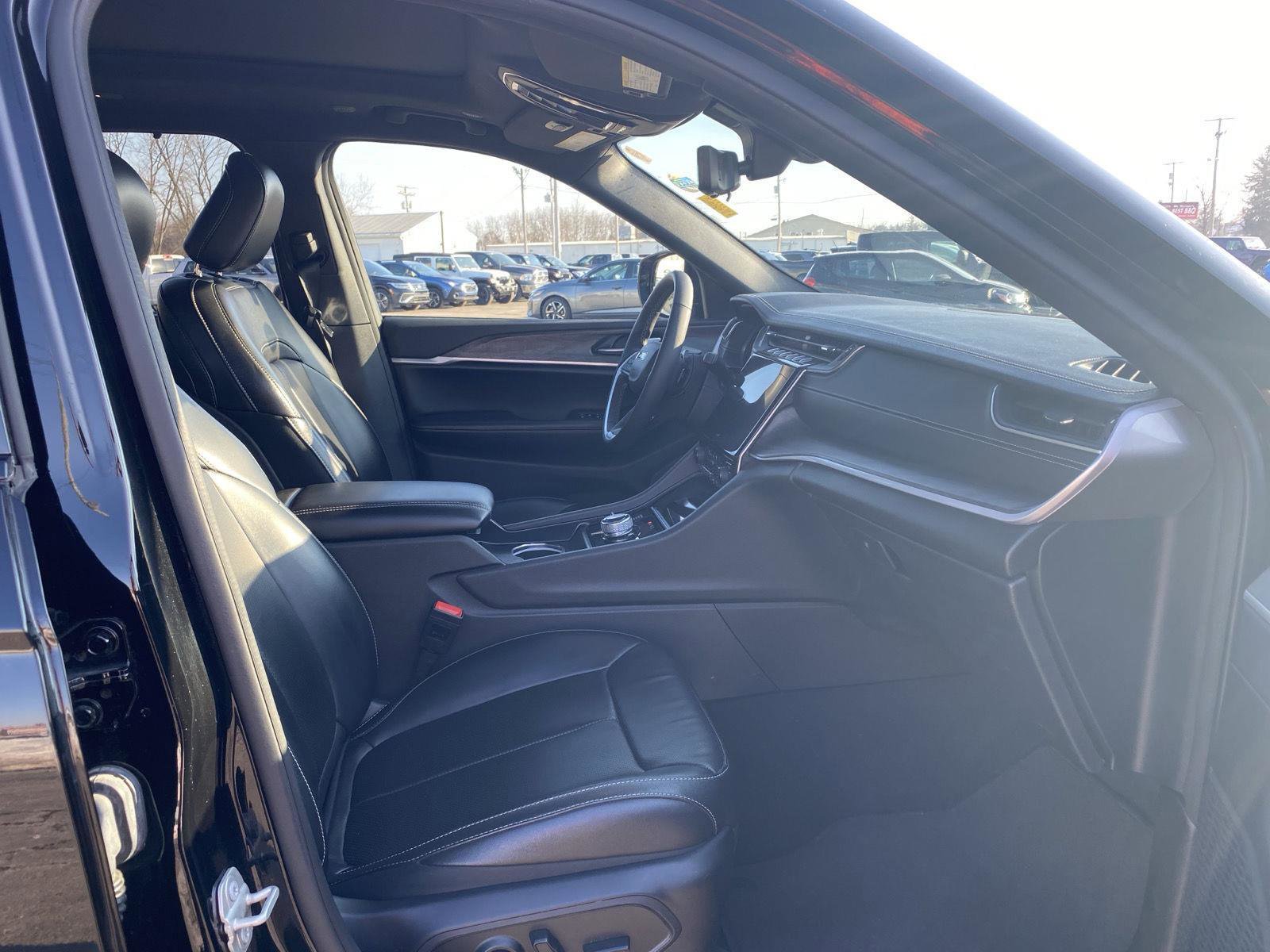 Used 2024 Jeep Grand Cherokee L Limited w/ Luxury Tech Group II image 35