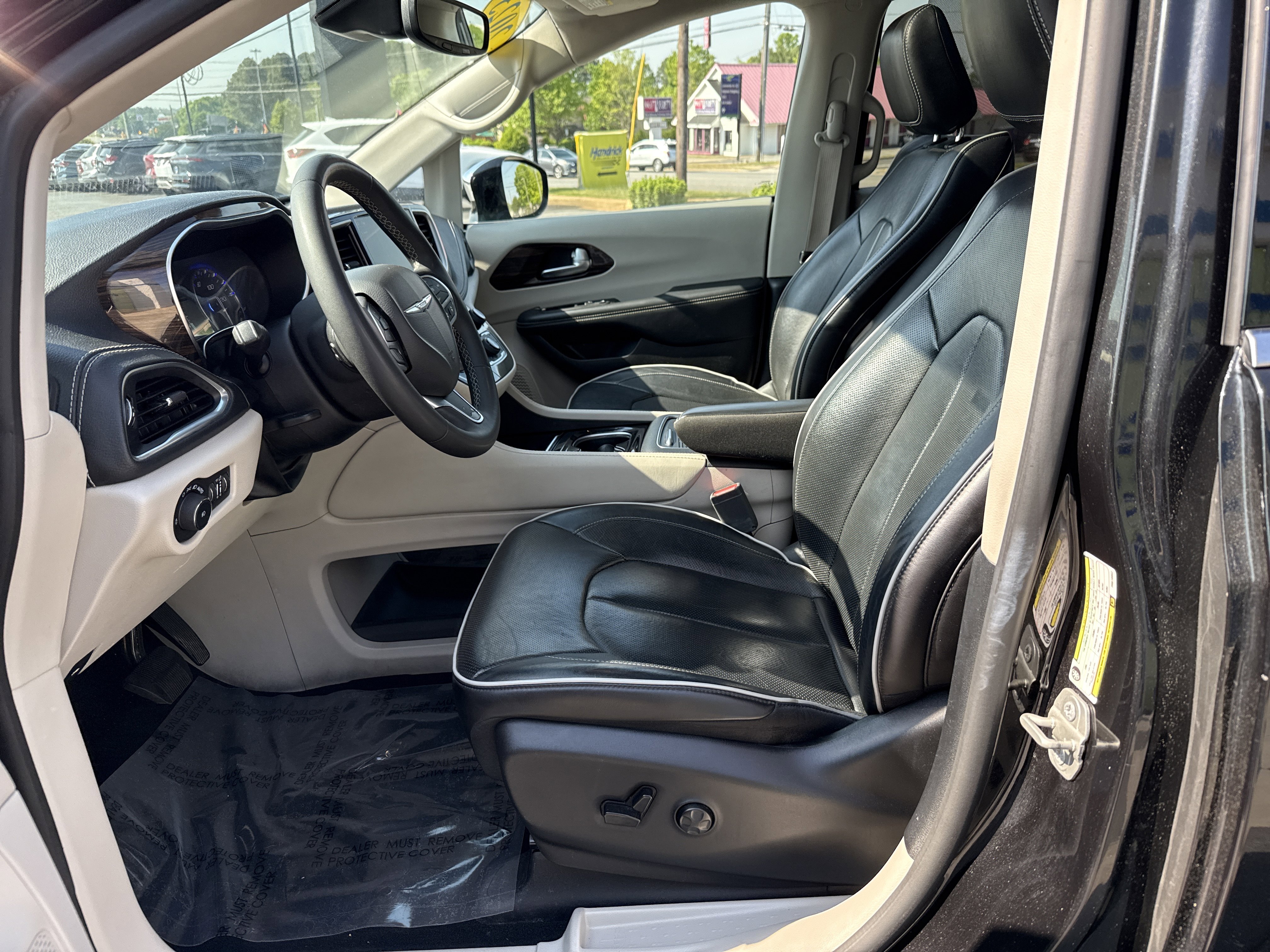 Used 2023 Chrysler Pacifica Limited FWD image 16