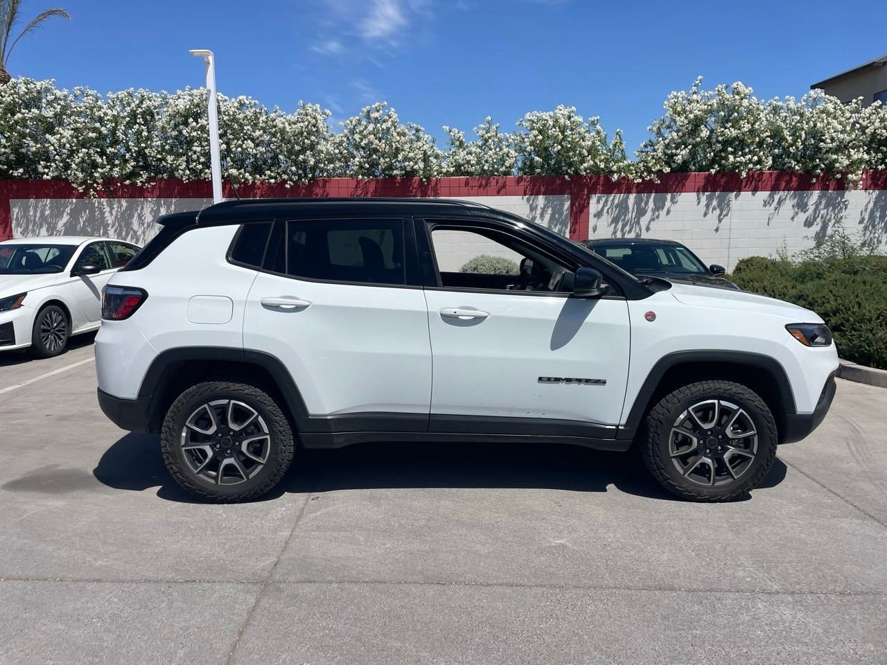 Used 2025 Jeep Compass Trailhawk AWD/4WD image 3