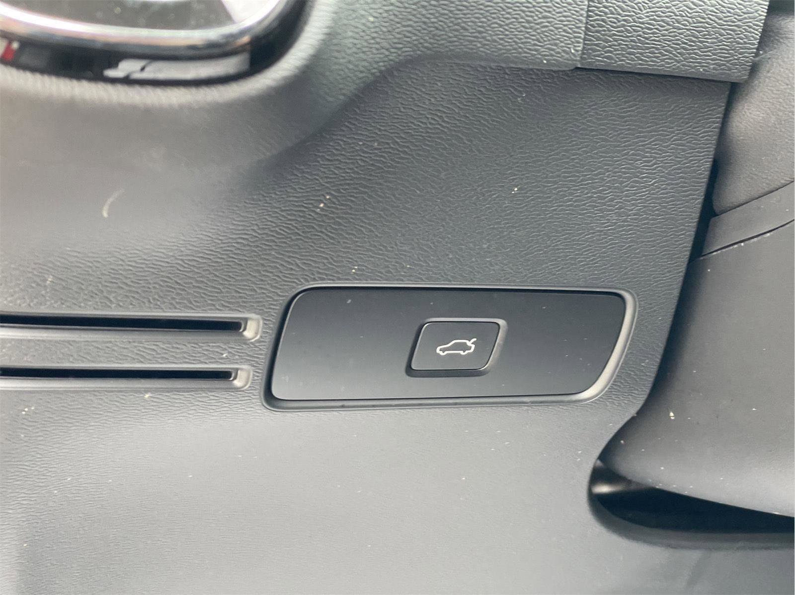 Used 2024 Volvo XC40 B5 Plus w/ Climate Package image 24