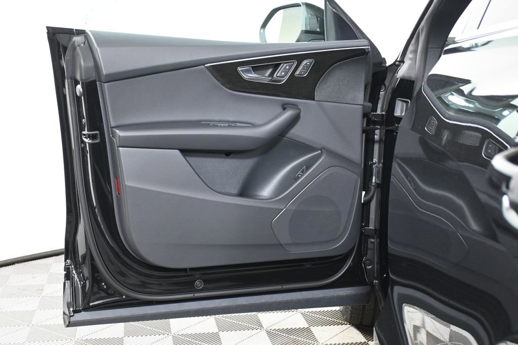 Used 2025 Audi Q8 Premium image 31