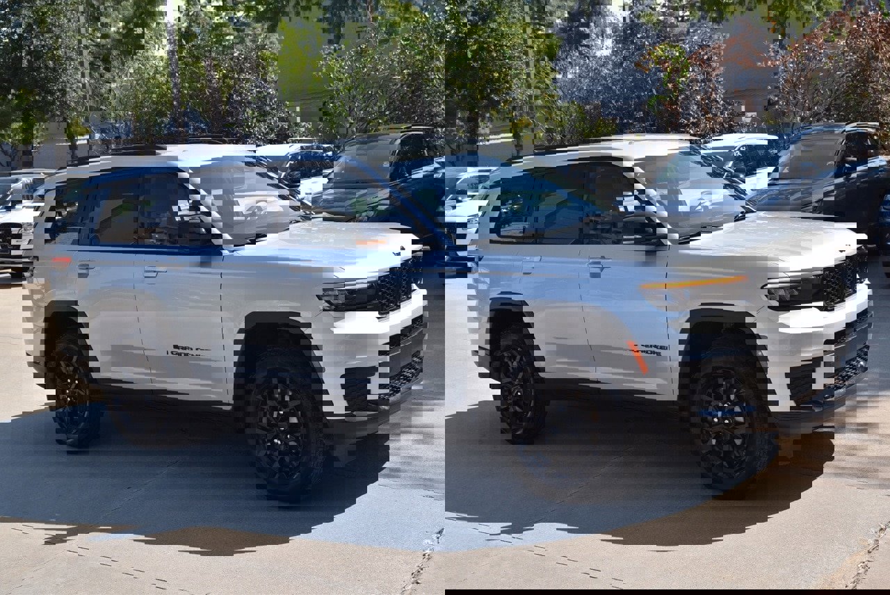 Used 2024 Jeep Grand Cherokee L Laredo image 5
